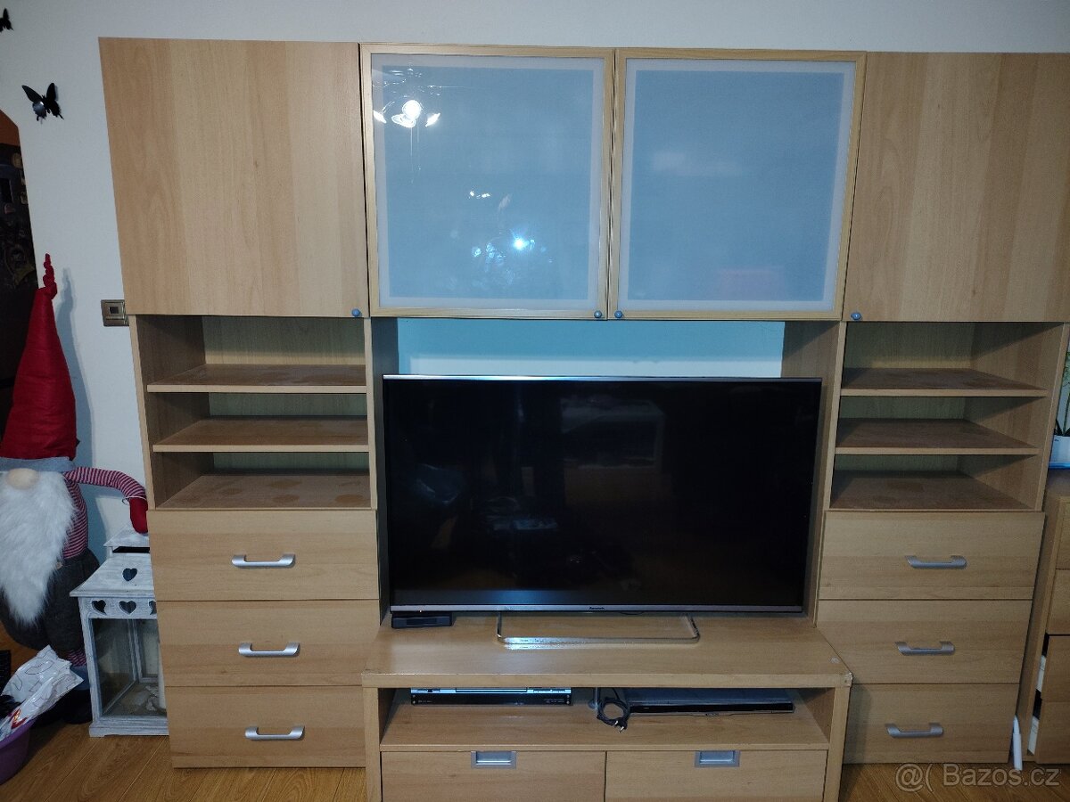 Obývací stěna a televizní stolek