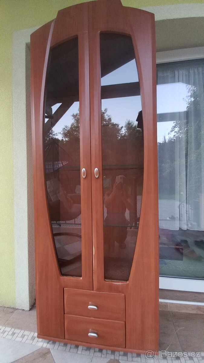 Prosklená vitrína se skleněnými fochy