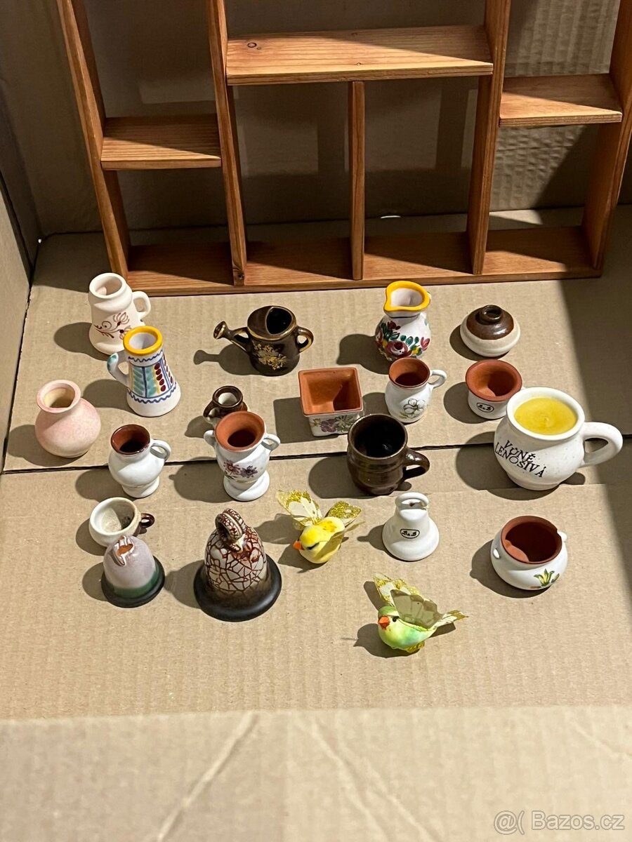 Prodám Miniatury i s poličkou - keramické