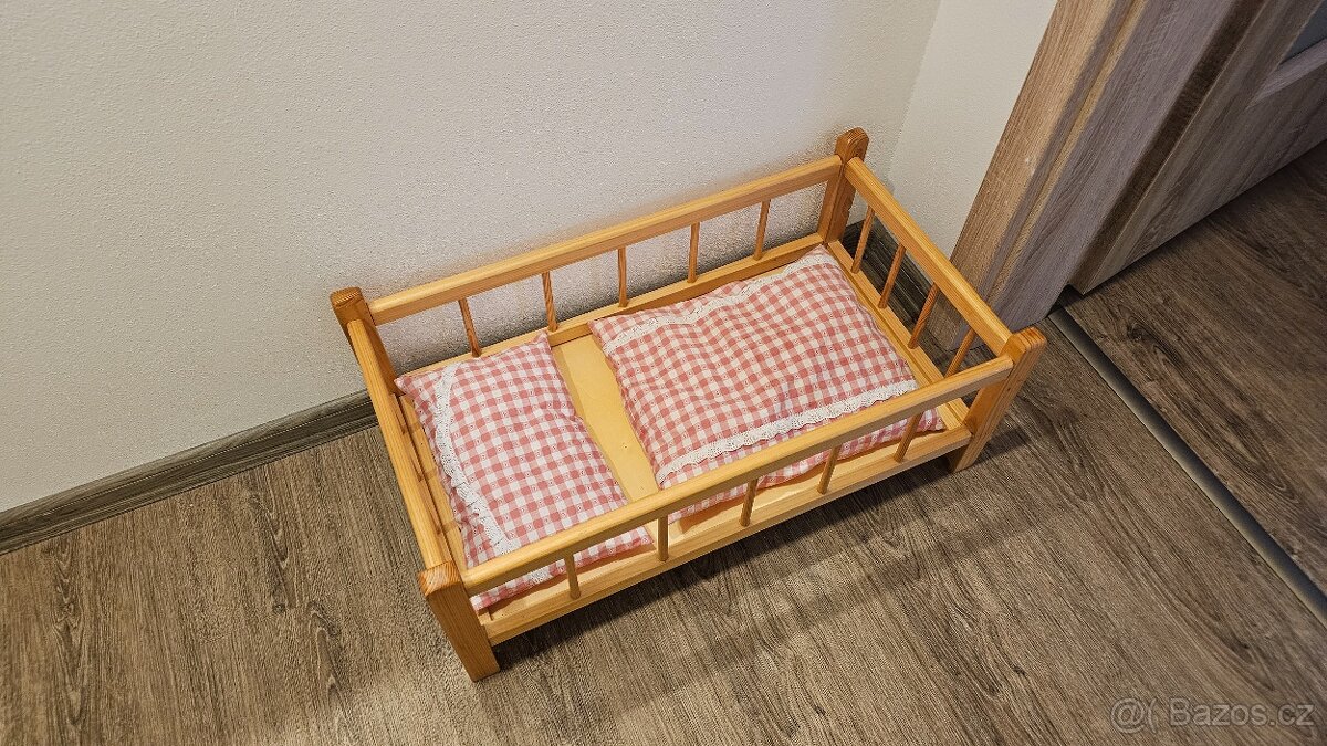 Dřevěná postýlka pro panenku