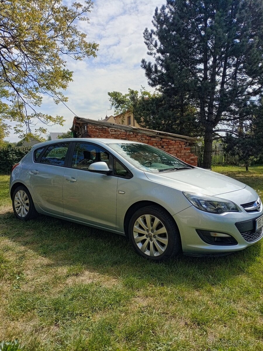 Opel Astra J 1.4i 74kW první majitel najeto pouze 53tis.km