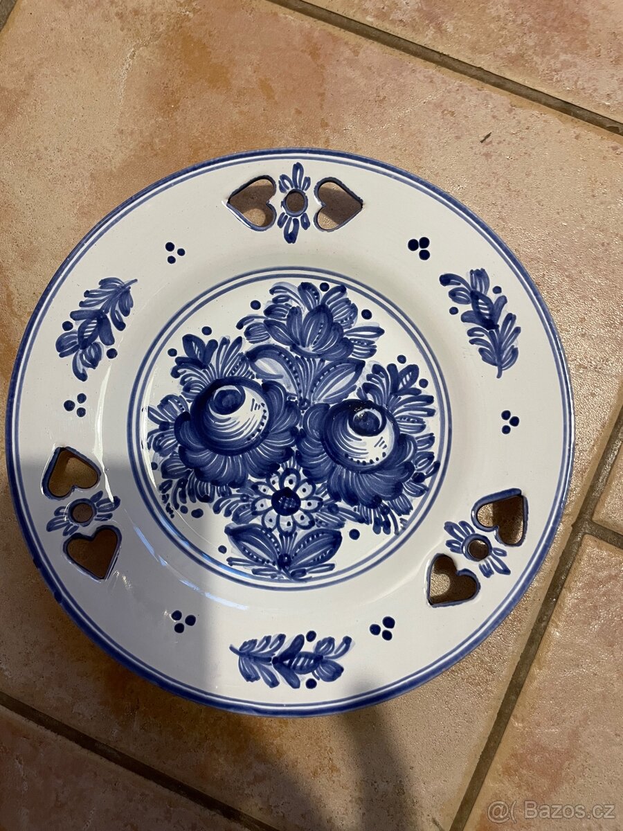 Ručně malovaný fajansovy talíř