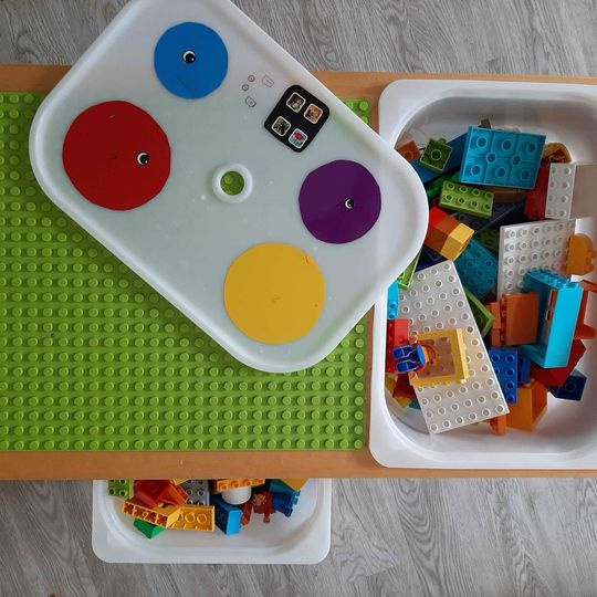 Lego duplo plus stůl z masivu a lego duplo hrací deska