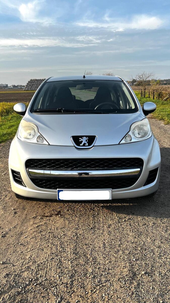 Peugeot 107 - pětidveřové hezké auto.