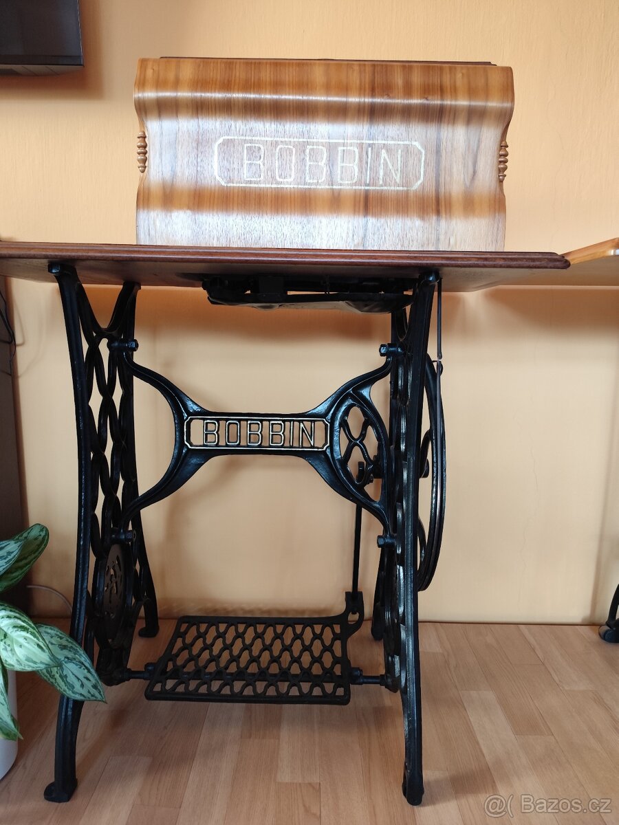 Starožitný šicí stroj Bobbin