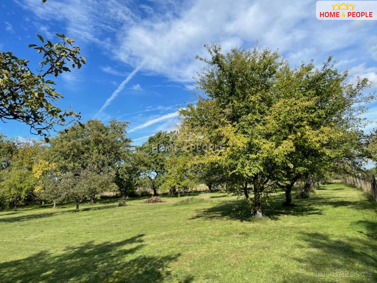 Prodej souboru pozemků o rozloze 8 942 m² s RD 74m² v obci B