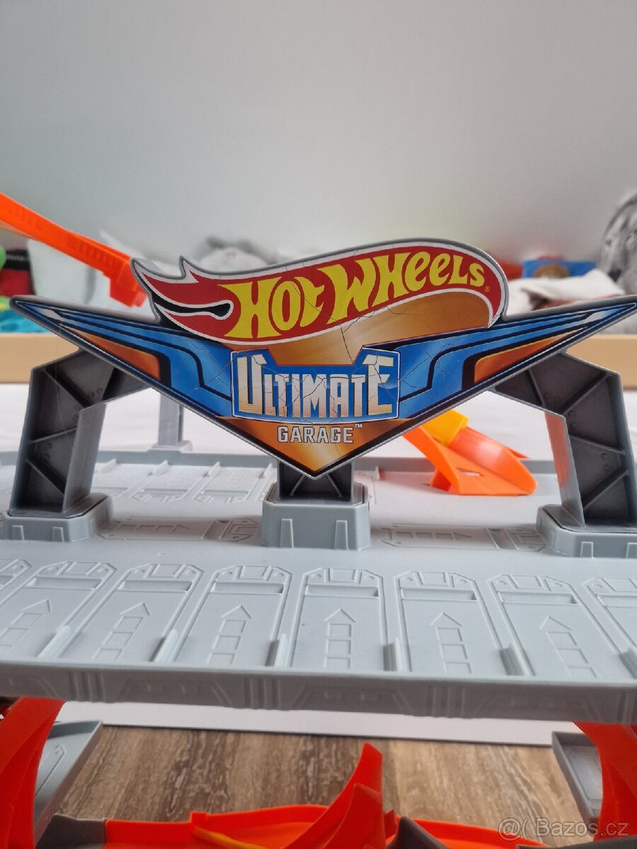 Mattel Hot Wheels City garáž se smyčkou FTB69