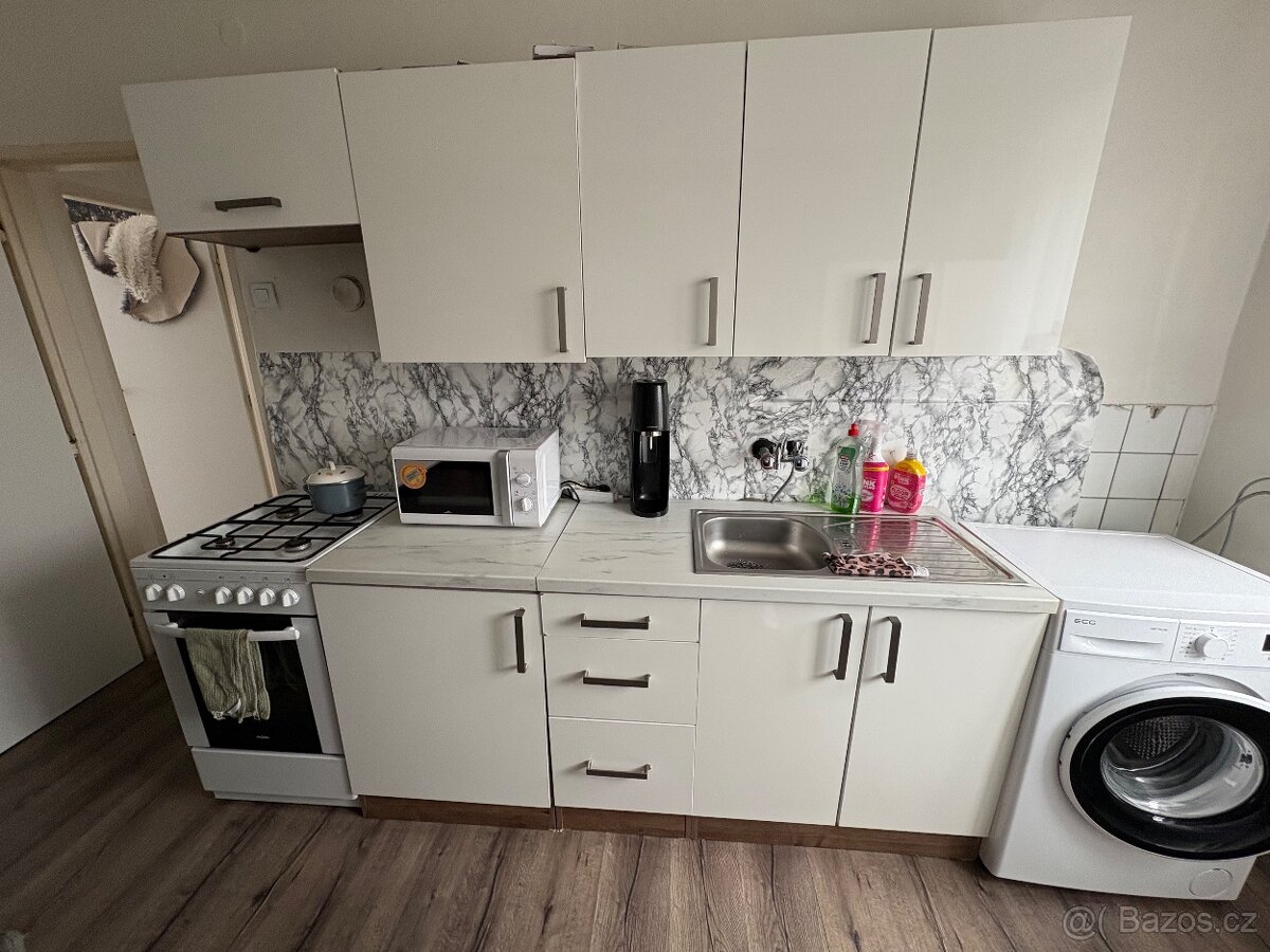 Kuchyňská linka, 240cm bílá lesk se dřezem