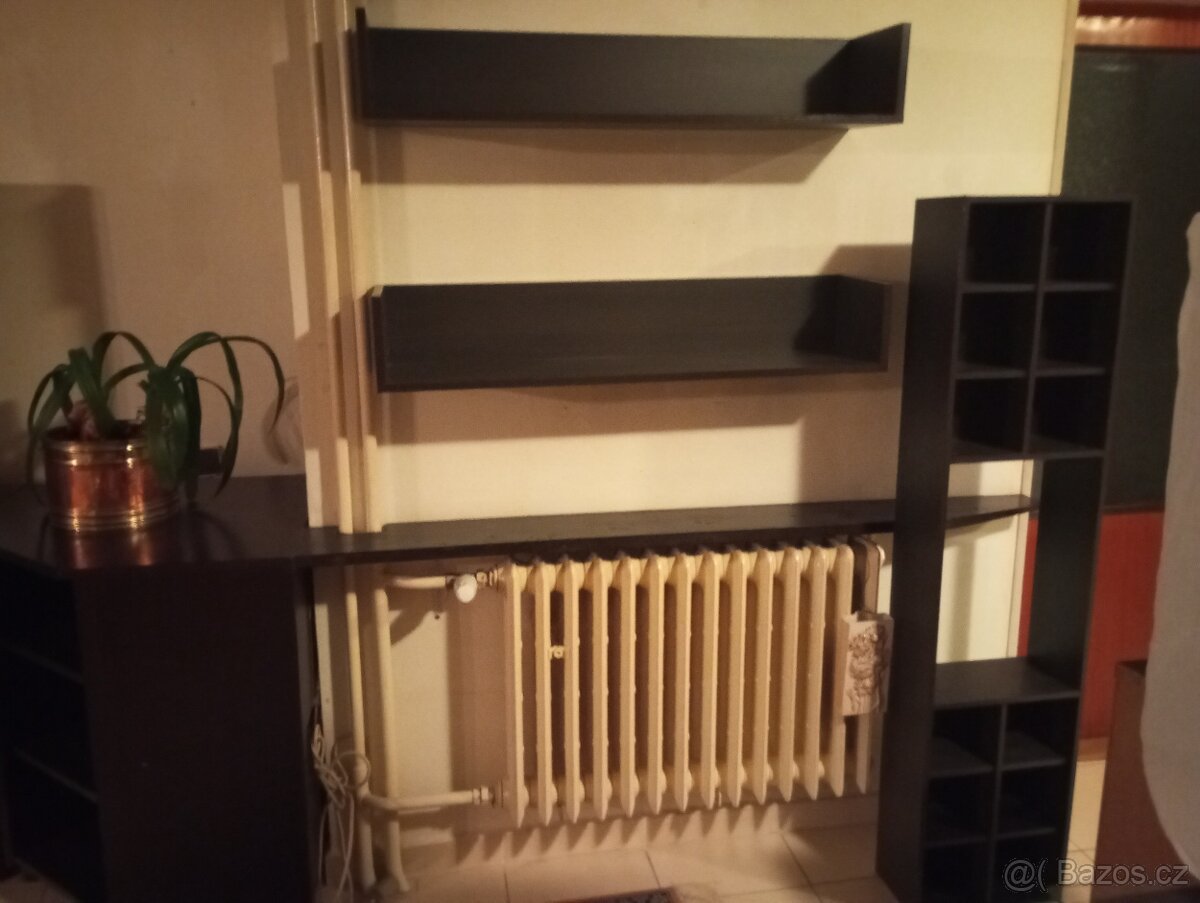 Poličky na stěnu.