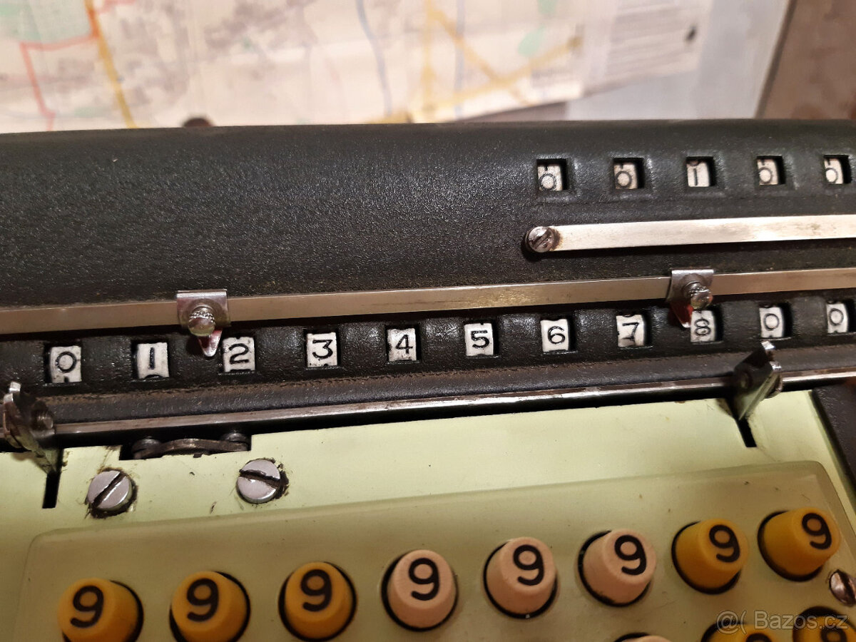 mechanická kalkulačka NISA z roku 1949