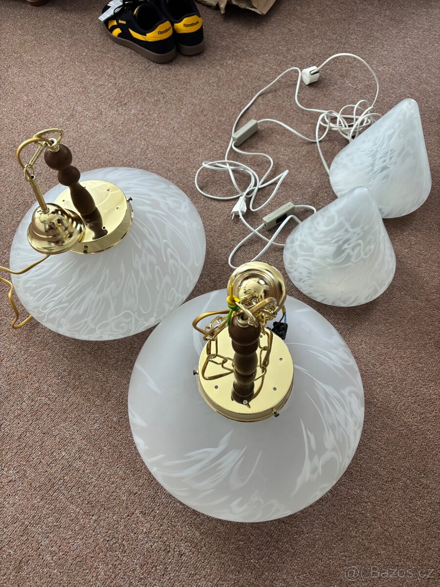 Skleneny lustr a lampa
