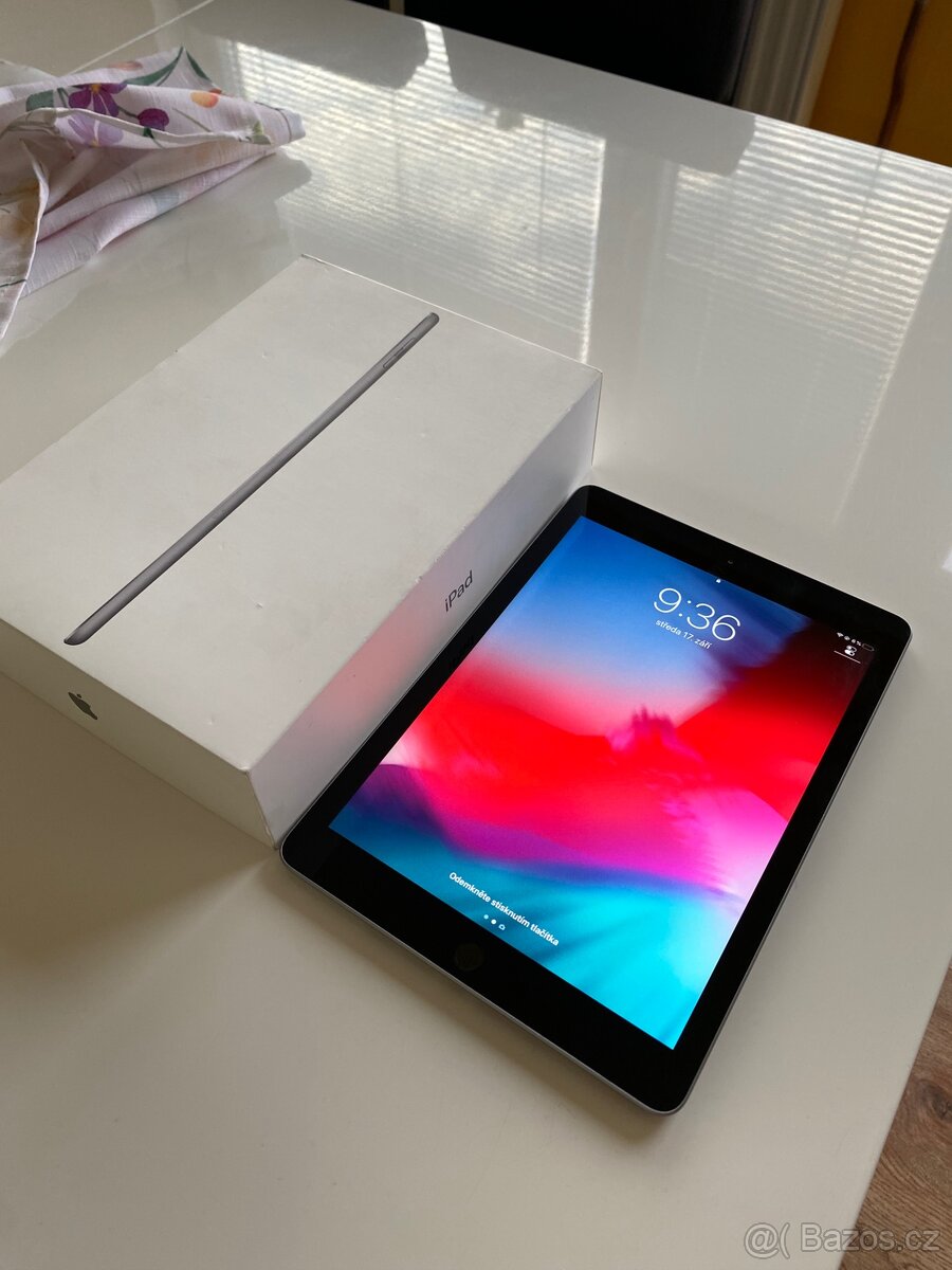 iPad 6. generace (2018), paměť 32 GB.