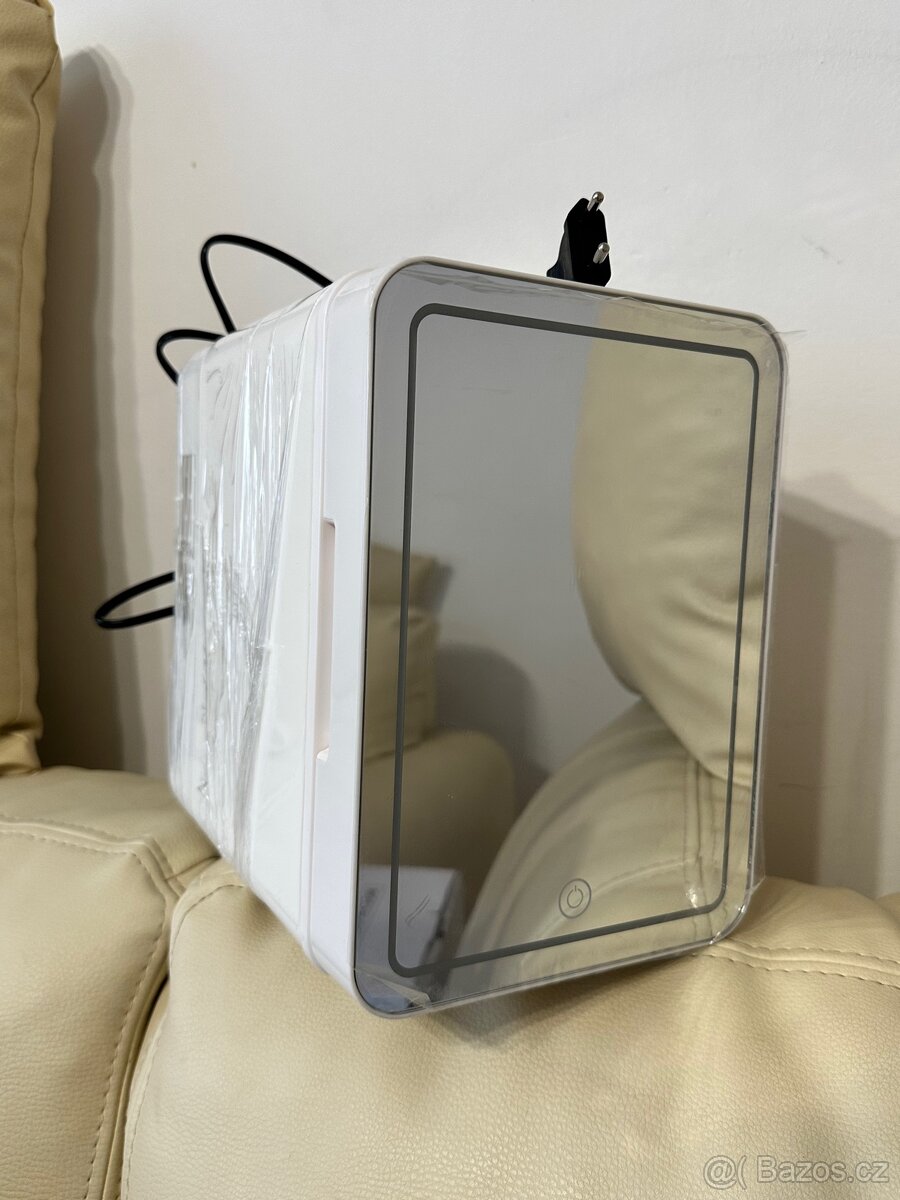 Mini kosmetická lednička s LED osvětlením