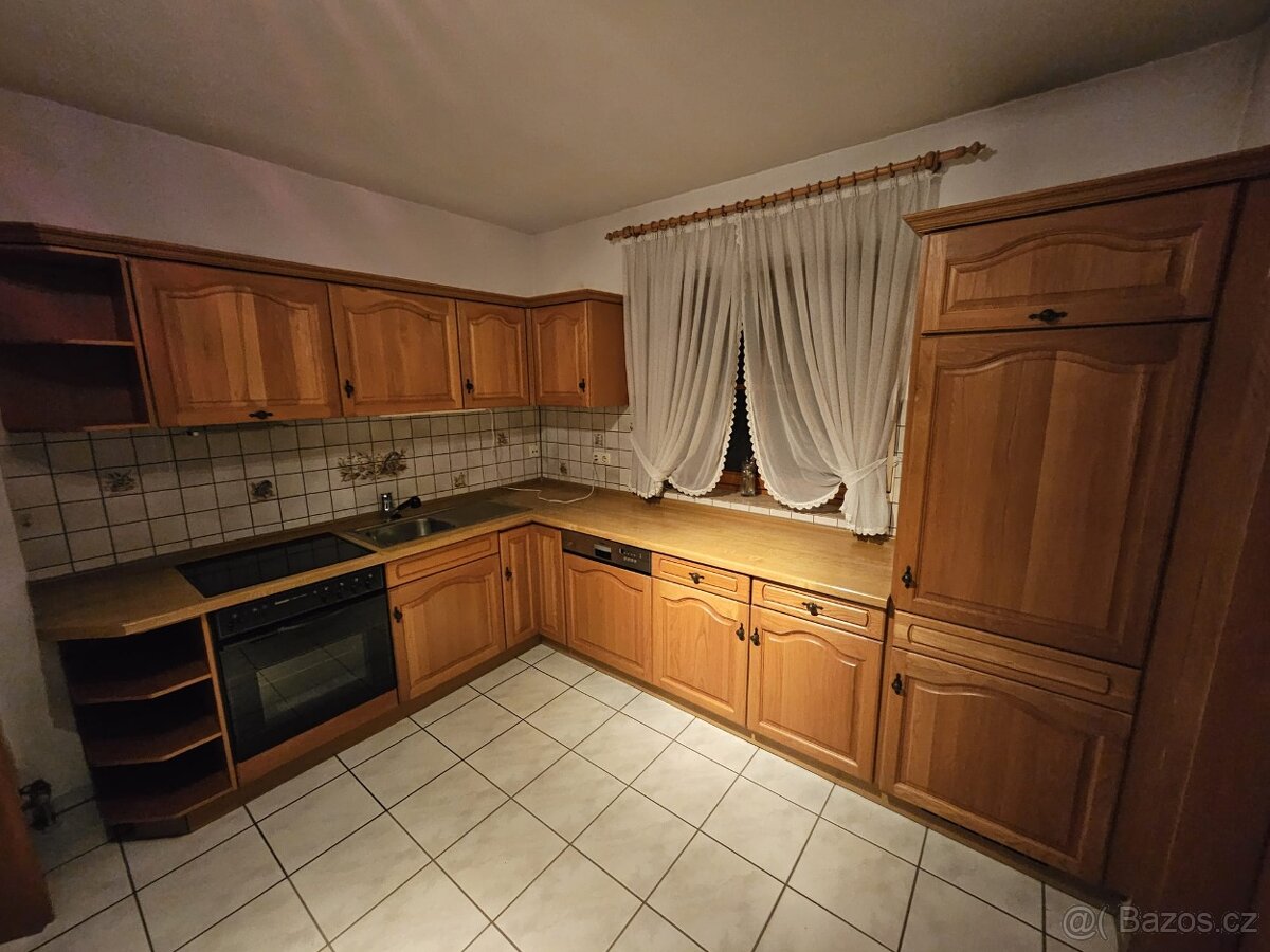 Masivní kuchyňská linka se spotřebiči