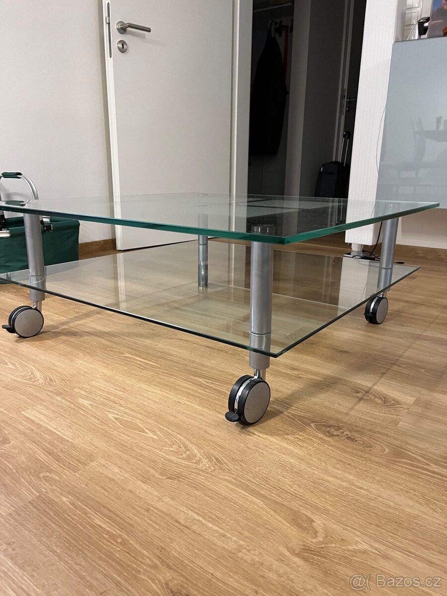 Skleněný konferenční stůl