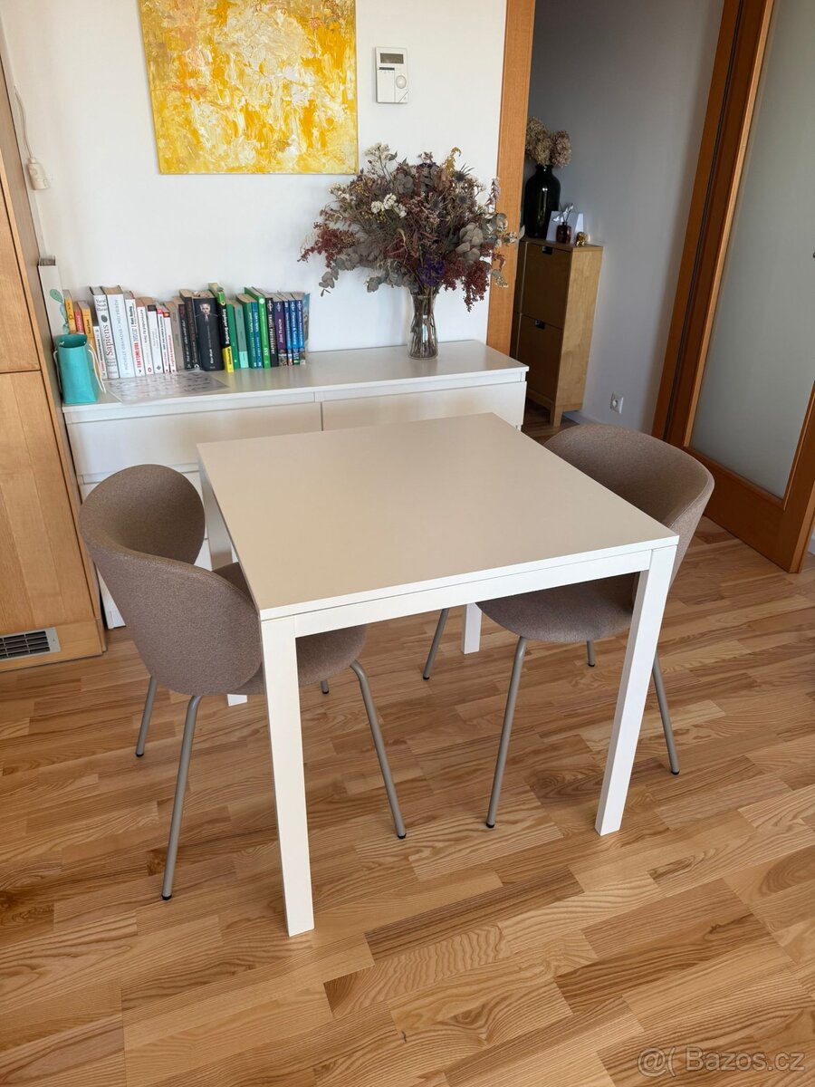 Menší jídelní stůl a pár židlí