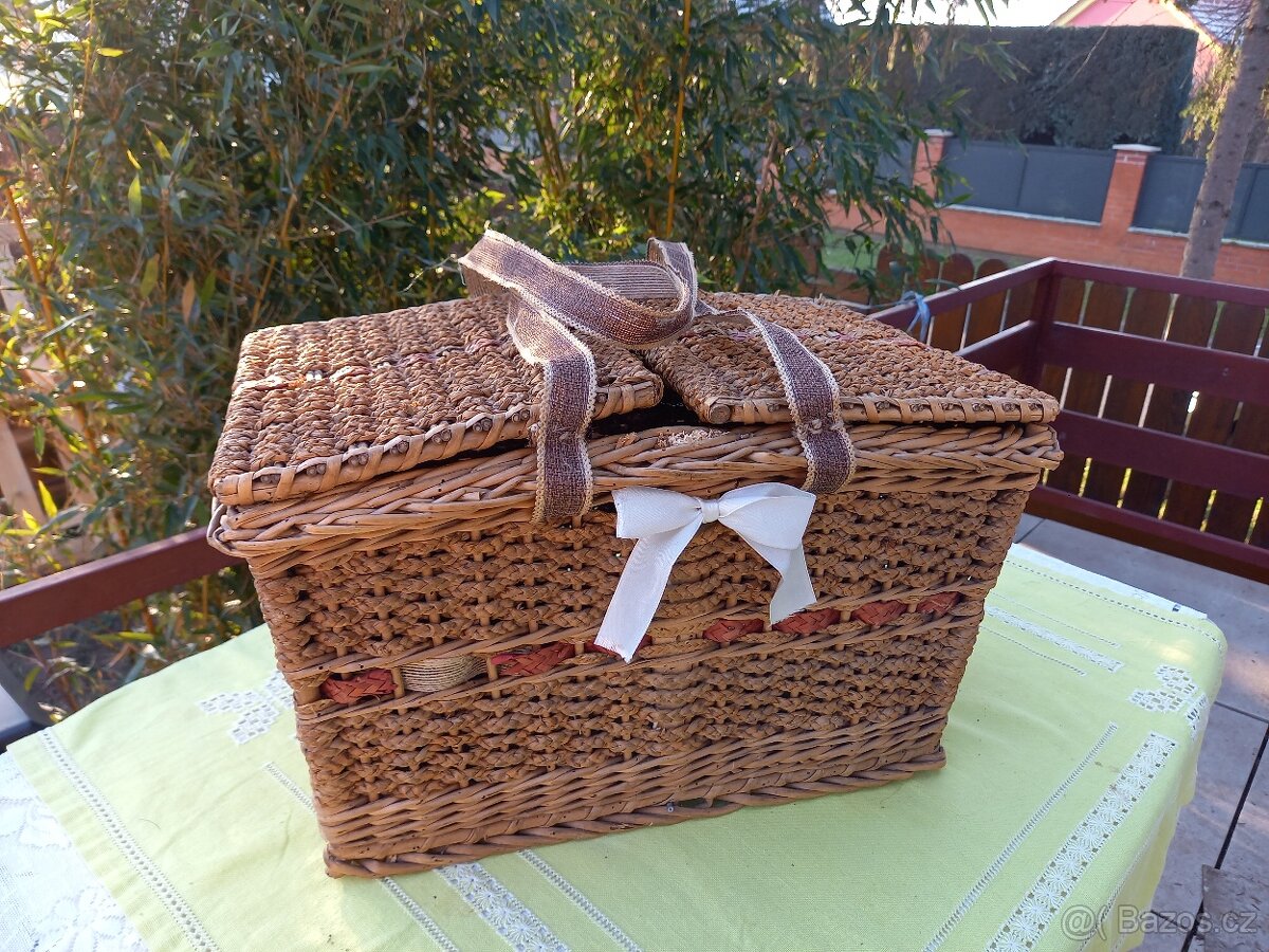 Piknikový proutěný koš