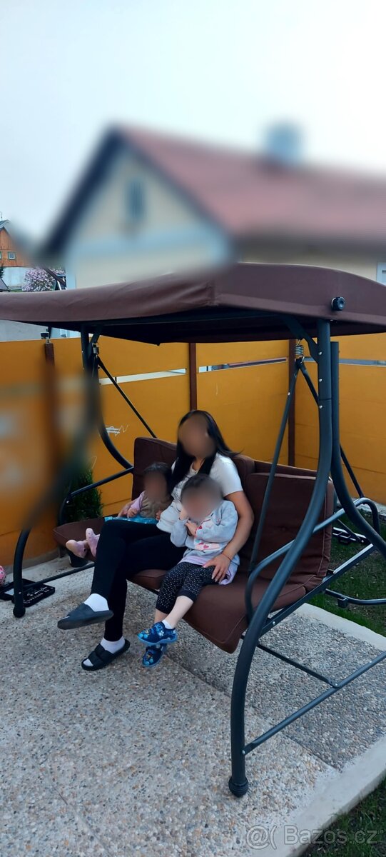 Zahradní houpací lavice se stříškou