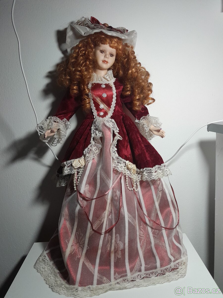 Dekorační porcelánová panenka