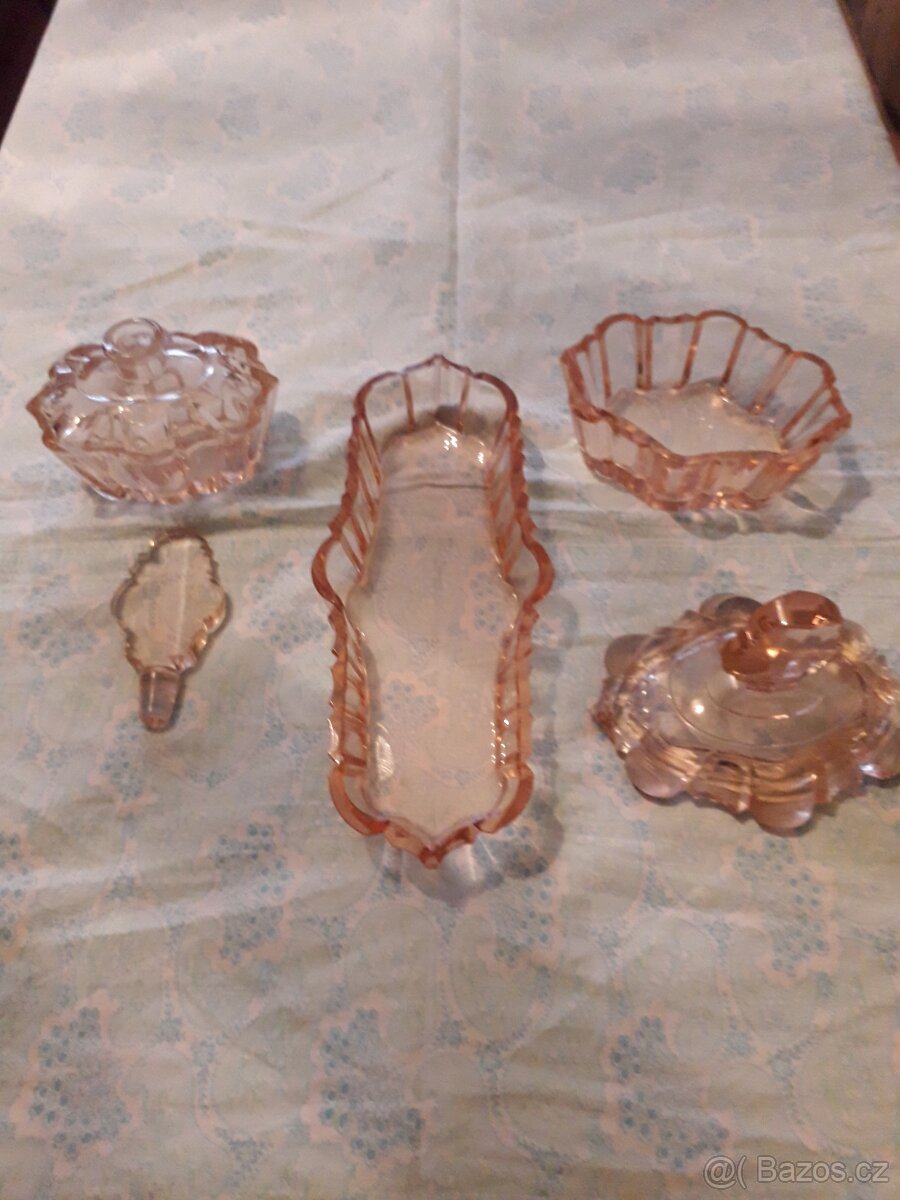 Prodám sadu starožitného litého skla.