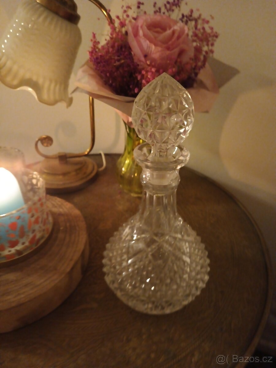 Retro broušená skleněná karafa