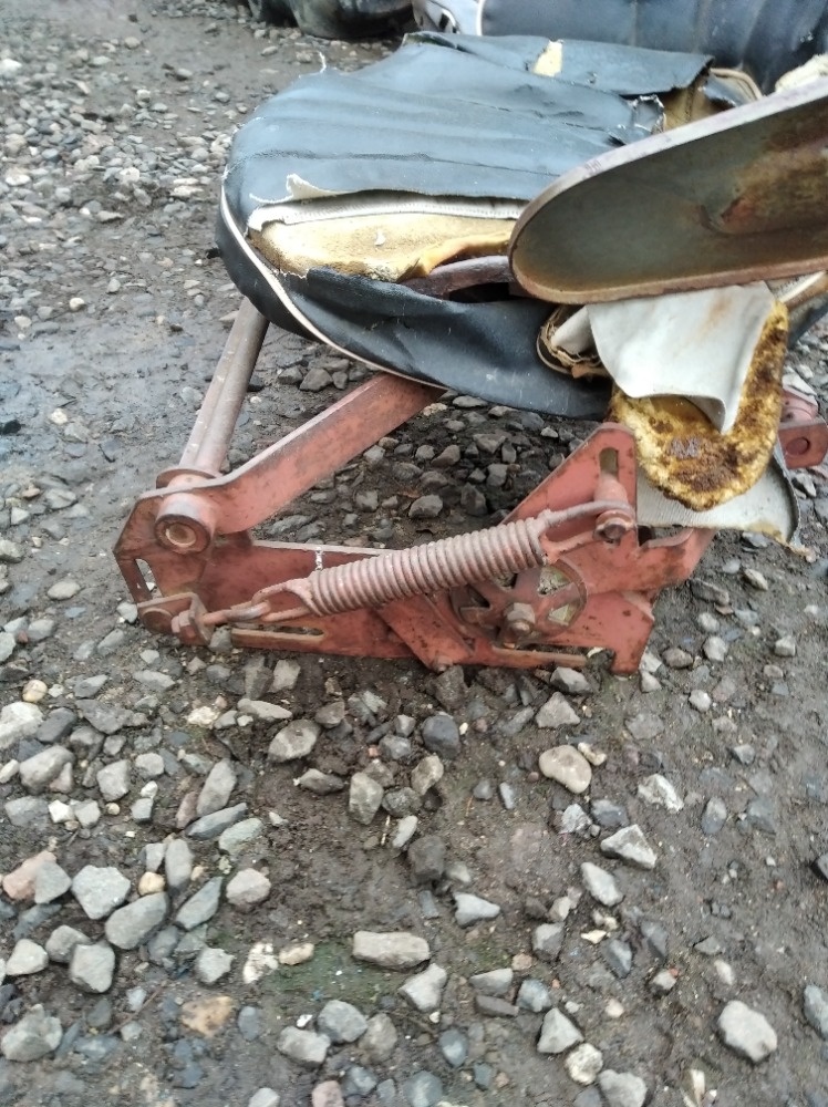 Prodám originál sedačku na ZETOR25-4000