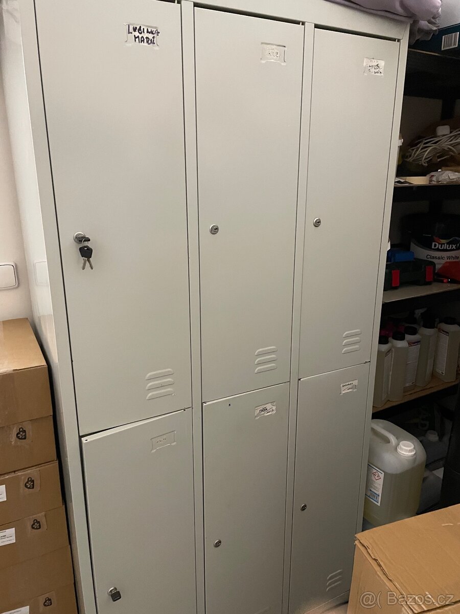 Kovová šatní skříň