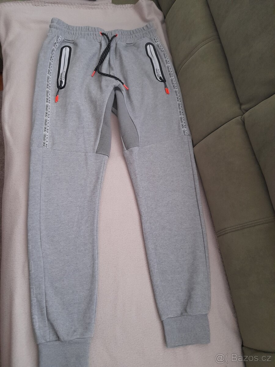 šedé tepláky vel. S