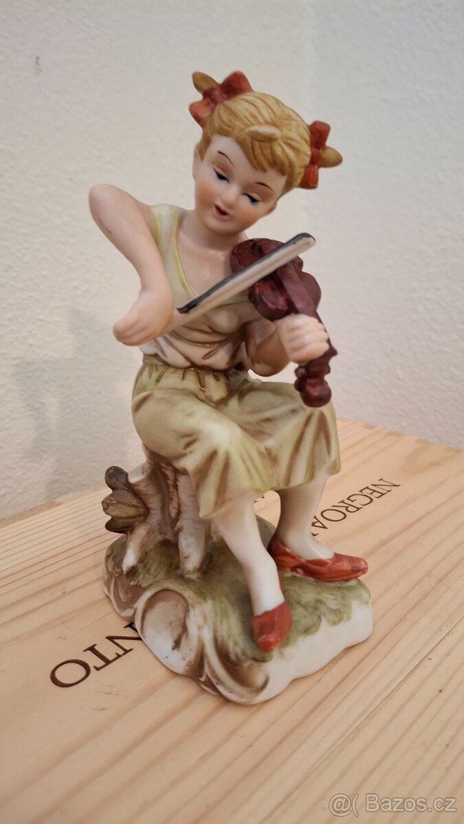 Starožitná porcelánová soška