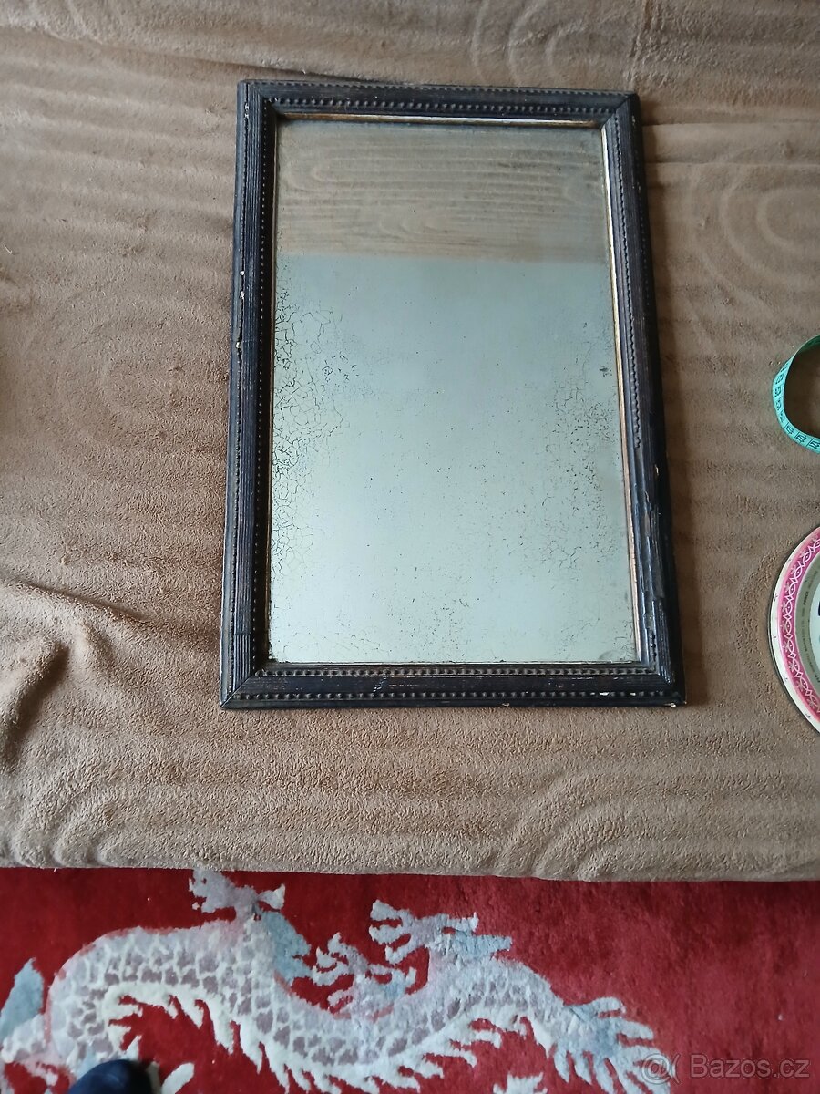 Prodám velmi staré zrcadlo z 19. století, rozměr 30 x 46 cm.