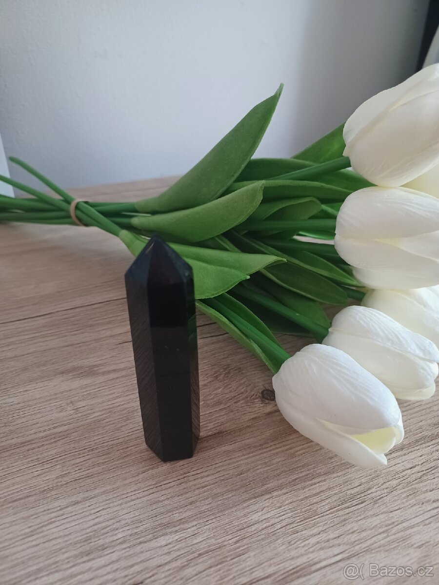 Obsidián obelisk tromlovaný