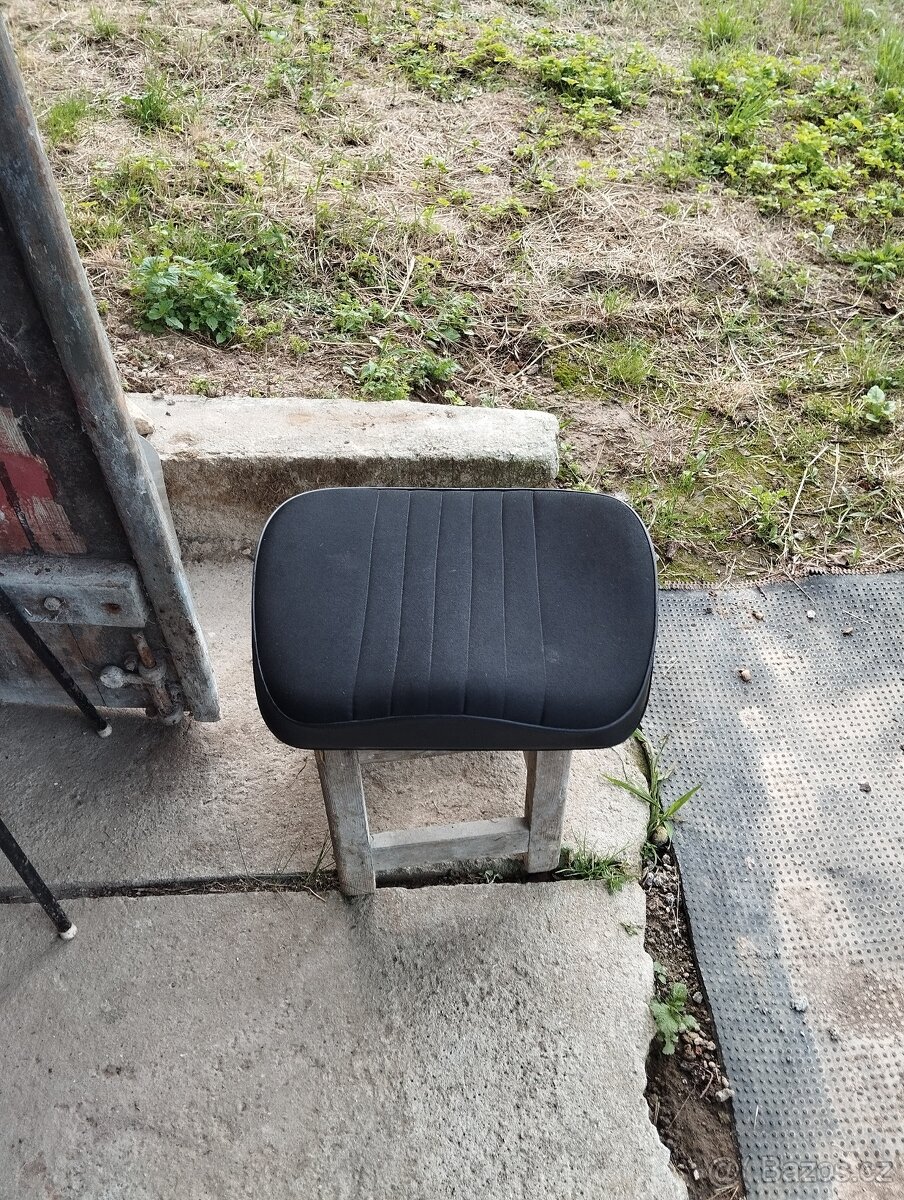 Sedadlo Zetor, sedák