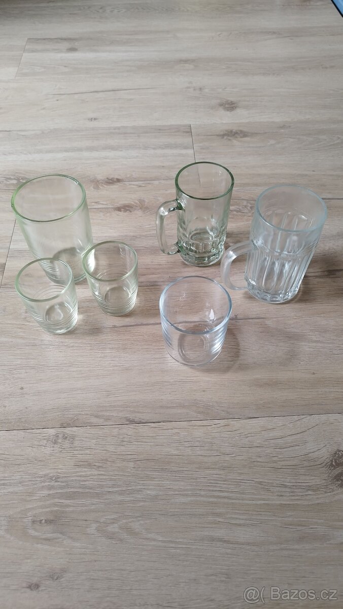 Skleničky, poháry, hrnek a cedník
