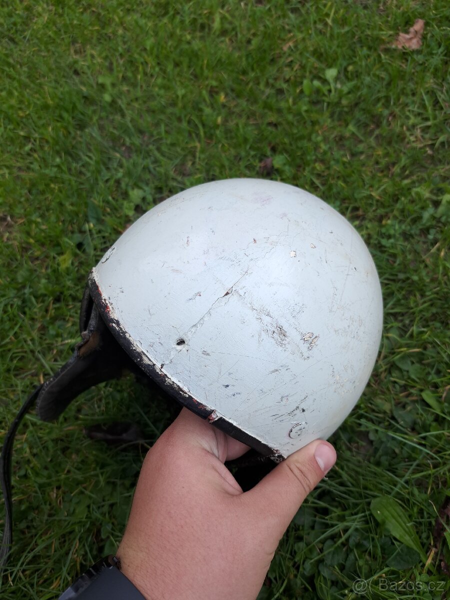 Přilba na veterána, retro přilba- KOVONA KARVINÁ č. 3