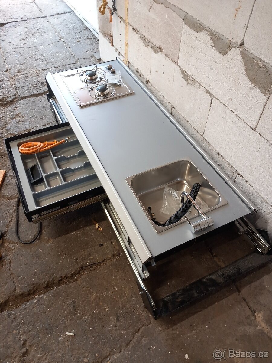 Obytná vestavba vysuv kuchyňská linka vařič televize