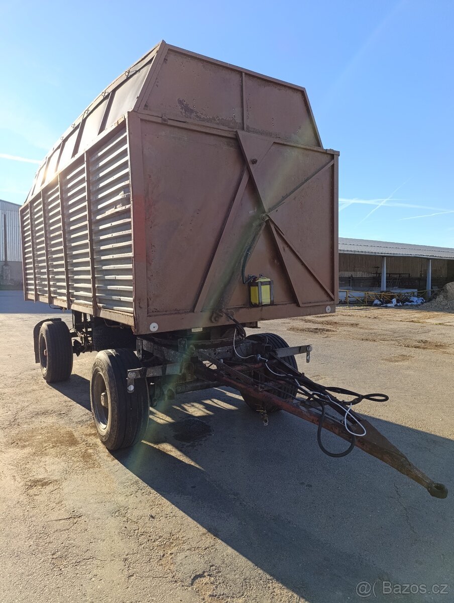 Nákladní traktorový přívěs - silážní