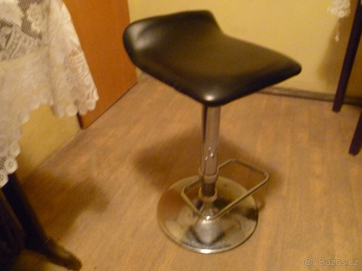 Barová černá židle levně