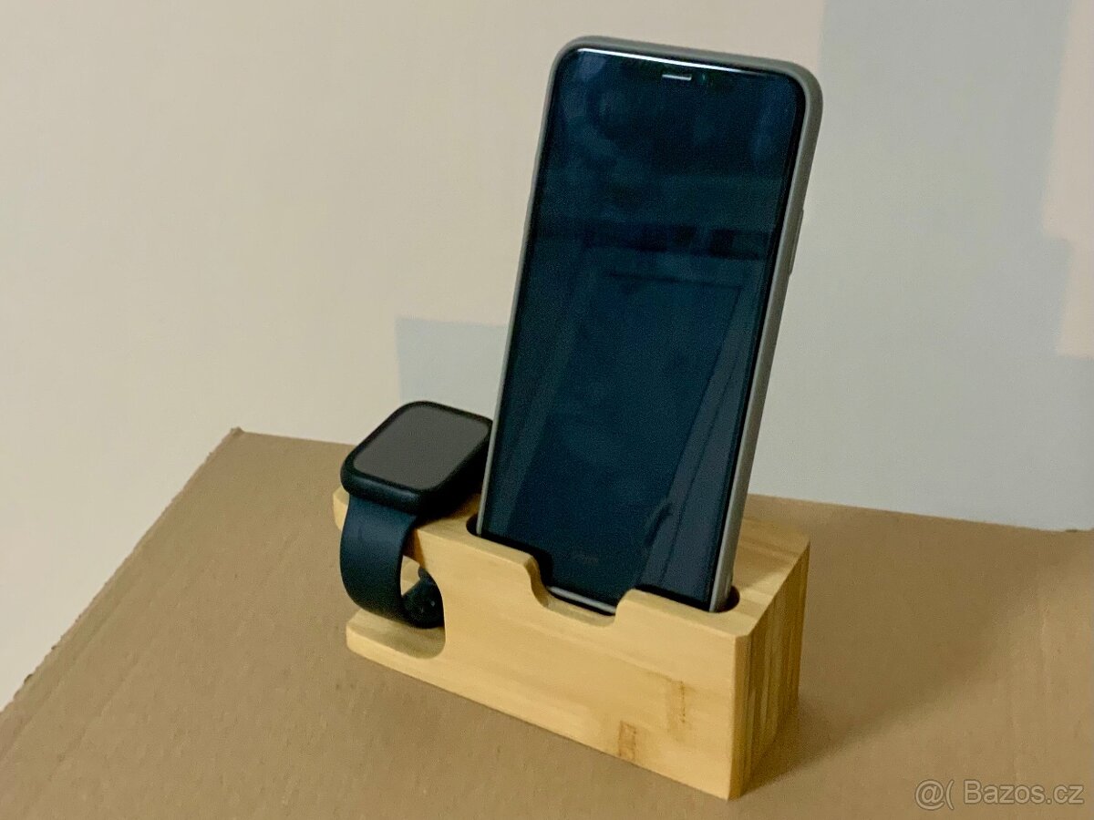 Dřevěný stojánek na nabíjení pro Apple