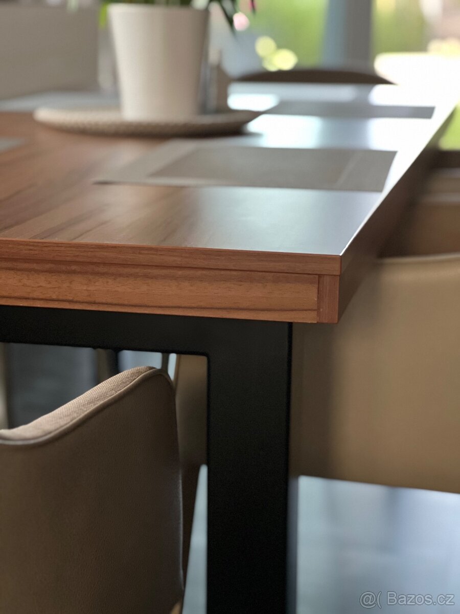 Jídelní stůl (Luxusní vzhled)