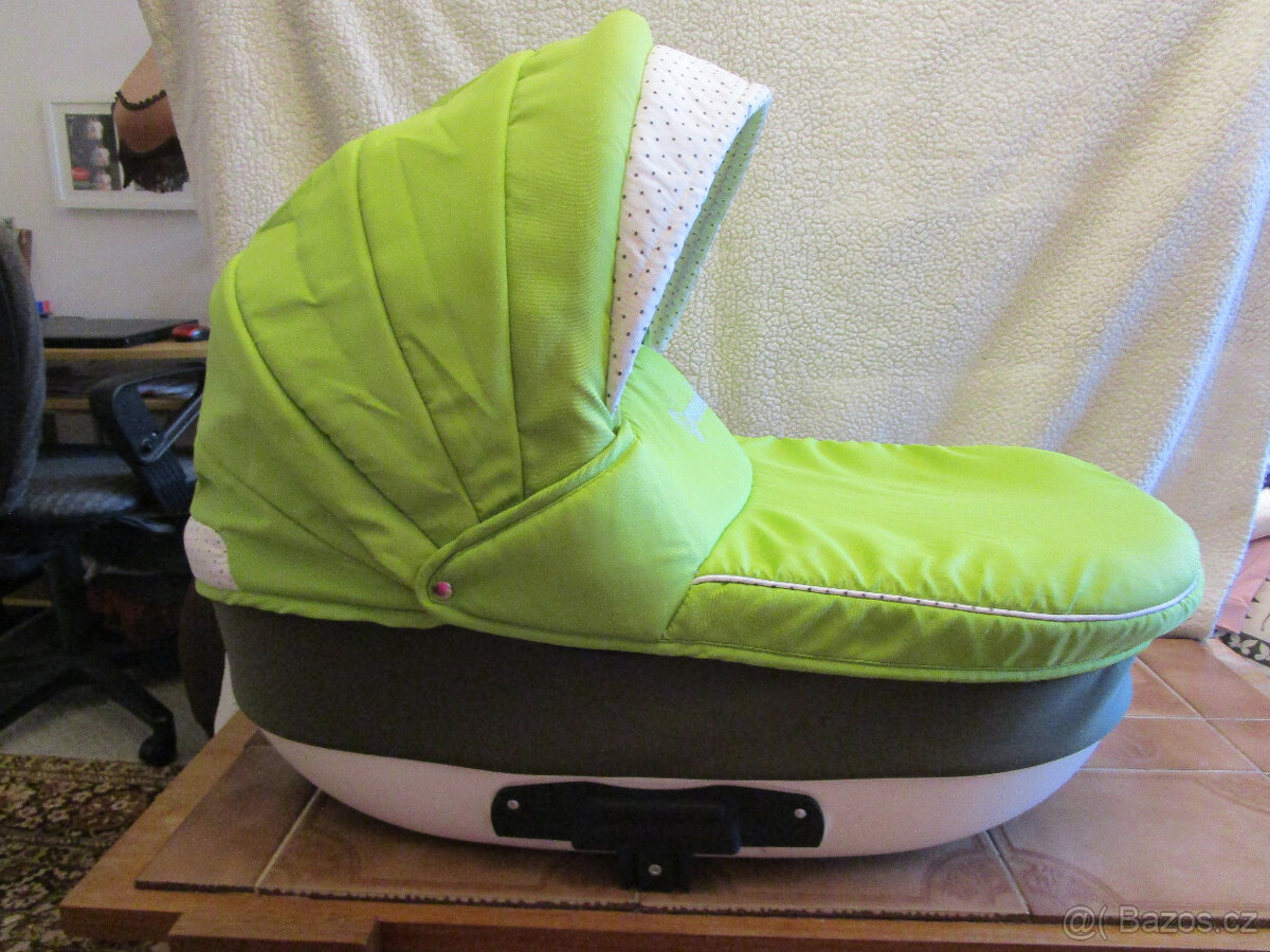 Hluboká korbička na kočárek Camarelo Granada, pěkný stav