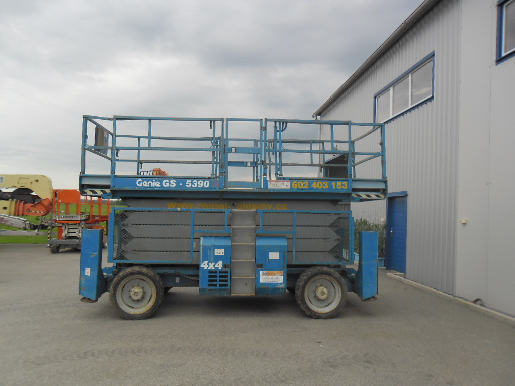 Nůžková pracovní plošina GENIE GS 5390