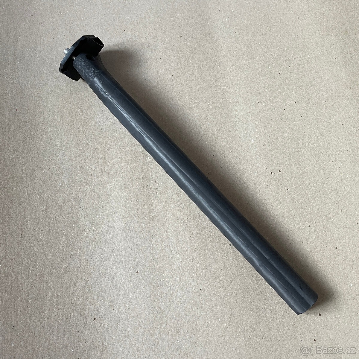 Elitaone karbonová sedlovka 30,9mm 400mm offset 20mm