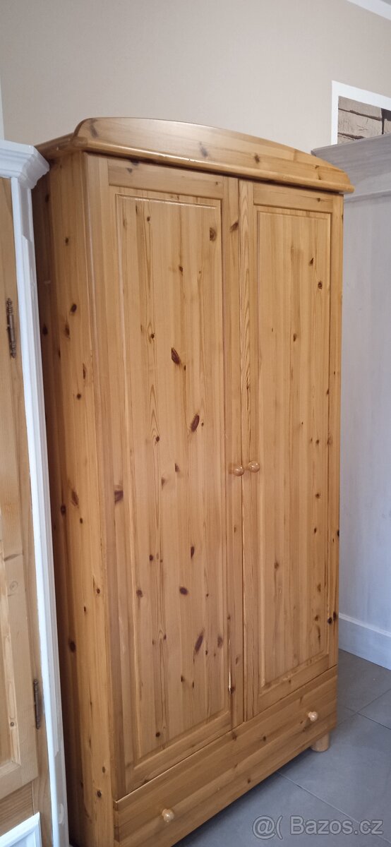 Dřevěná borovicová šatní skříň