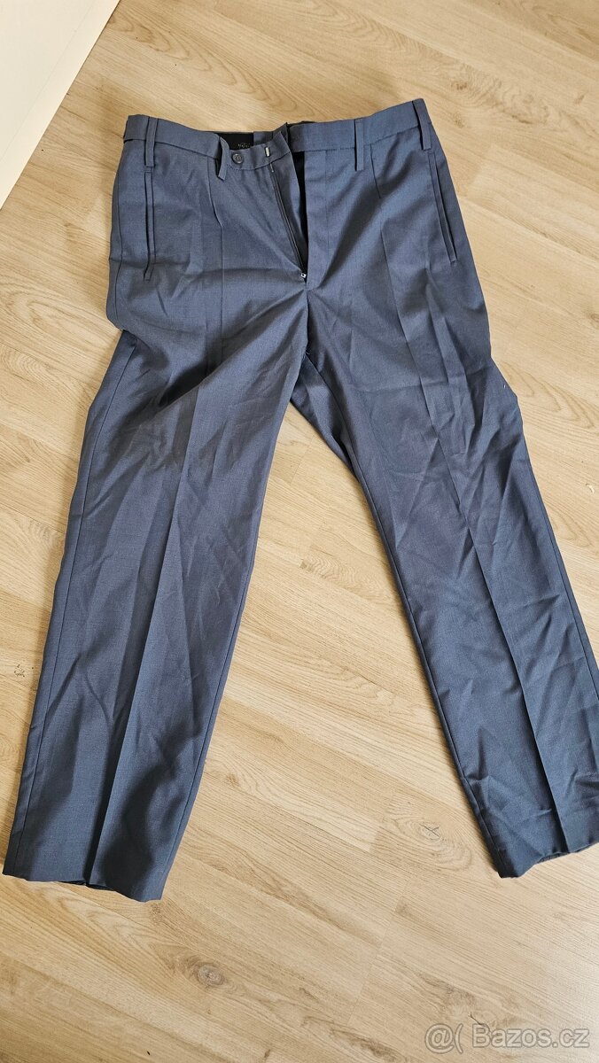 Šedé kalhoty - zřejmě justiční stráž