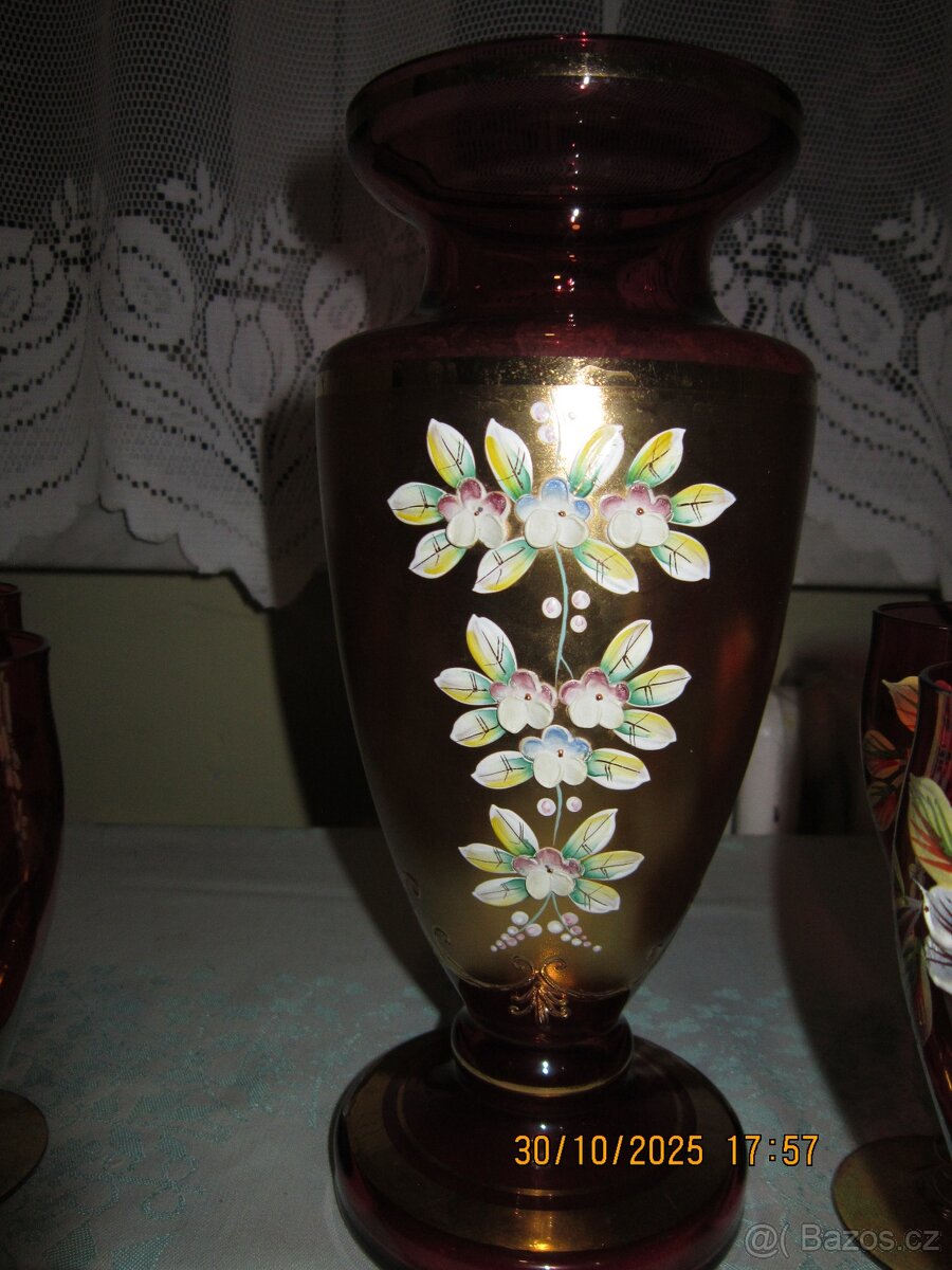 zlacená váza z Novoborského skla