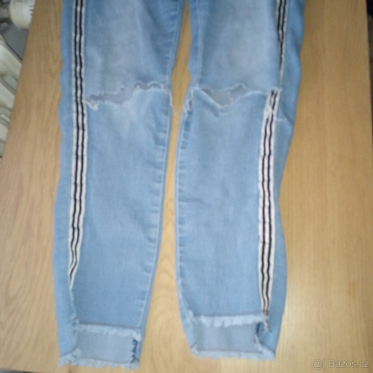 Módní, vyšisované džíny vel 152