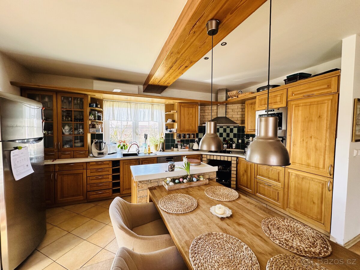 Dubová kuchyň s ostrůvkem