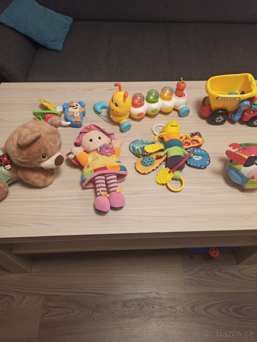 Lezoucí medvídek a zvukové hračky + zdarma krabice hraček
