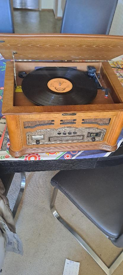 Gramofon Hyundai RTC 315 s CD a rádiem REZERVACE