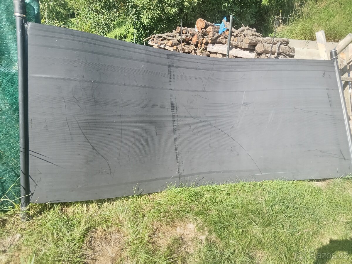 Solární panel na ohřev vody v bazénu